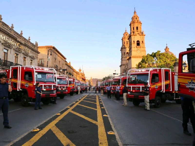 Encabeza Bedolla entrega histórica de equipamiento para bomberos por más 142 mdp