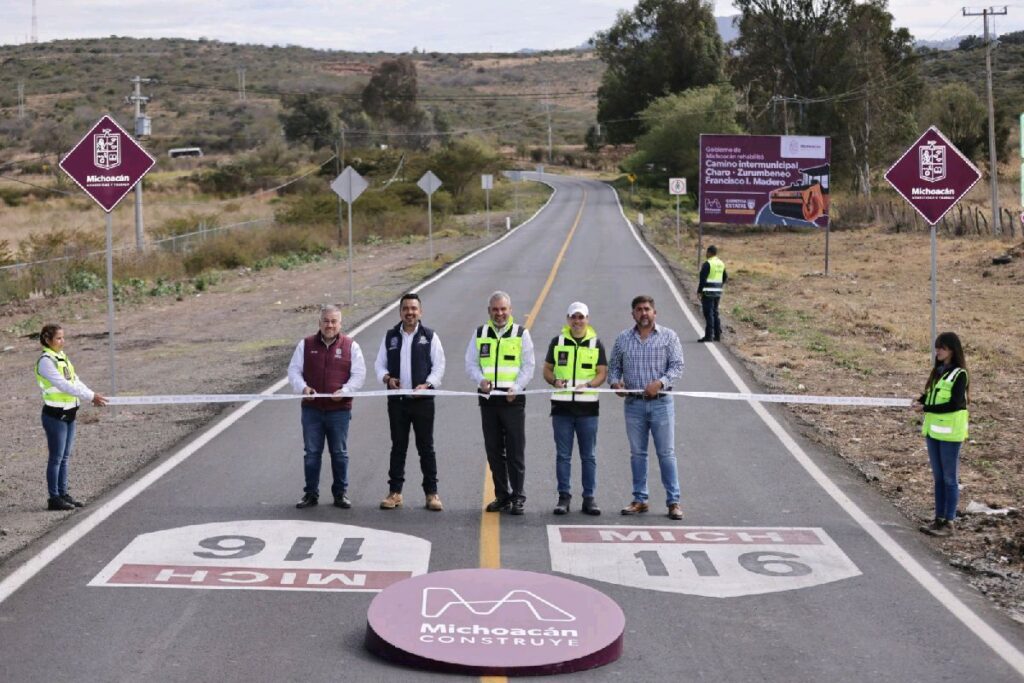 gobierno de Michoacán entrega carretera