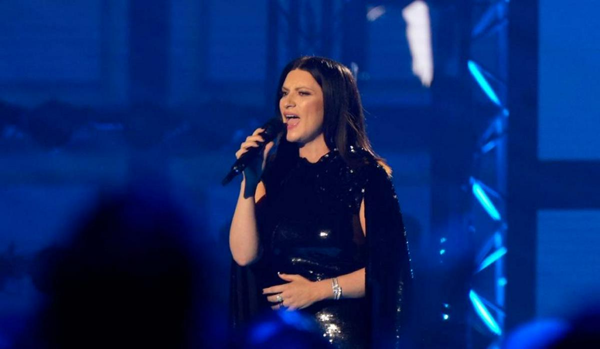 Hombre dispara arma en concierto de Laura Pausini