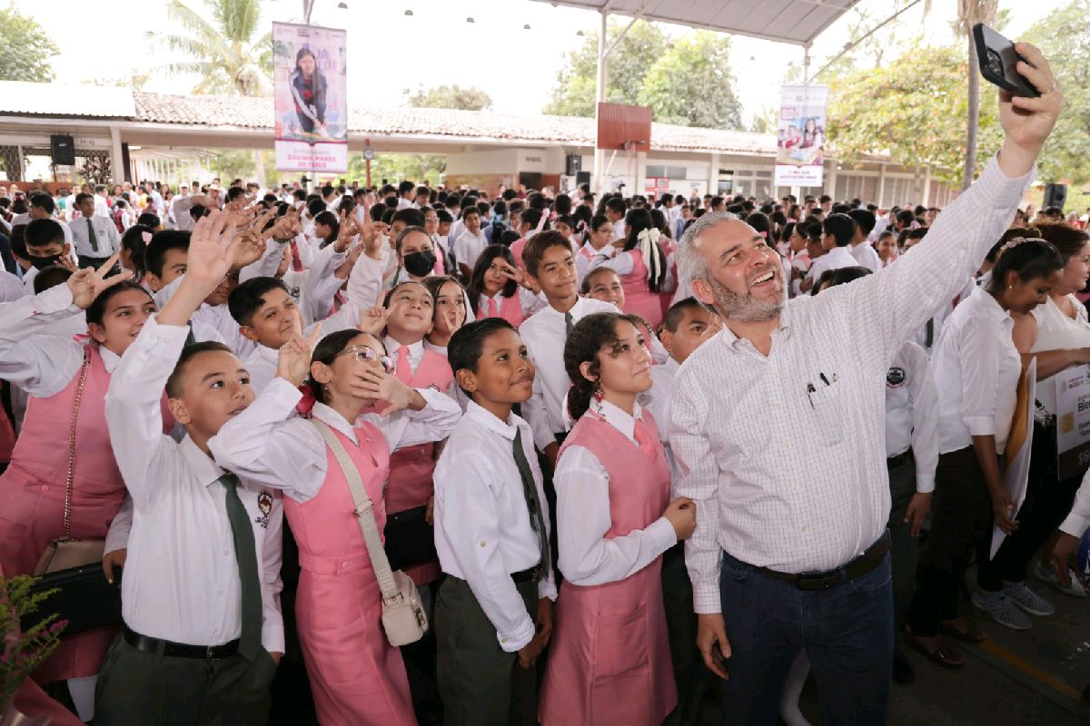 La Escuela es Nuestra en Apazingán