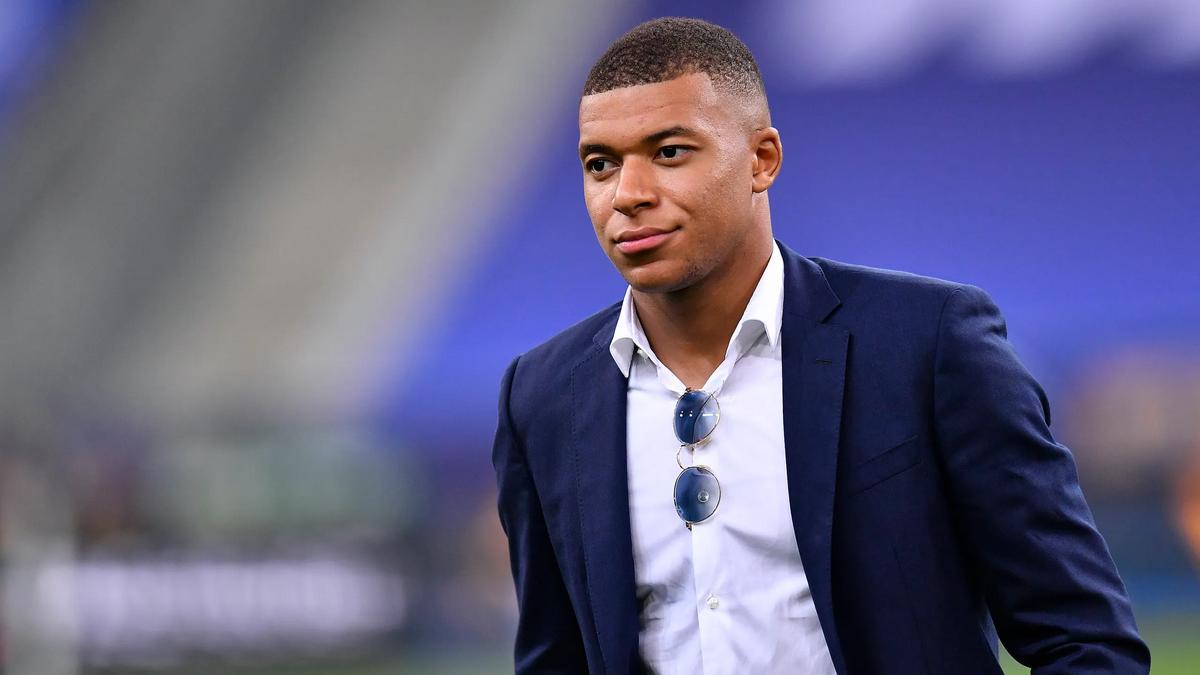 Mbappé firma contrato con Rel Madrid