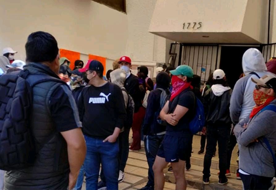 normalistas realizan protesta en Michoacán con toma de Instituto