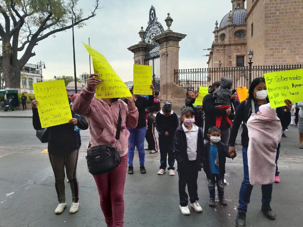 padres de familia hacen protesta en Morelia