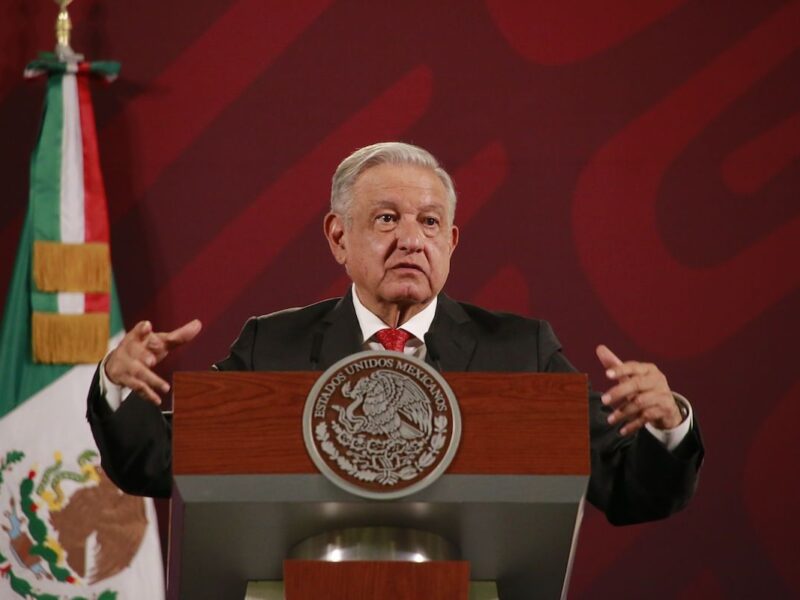 Pide AMLO al INE investigue guerra sucia en redes sociales