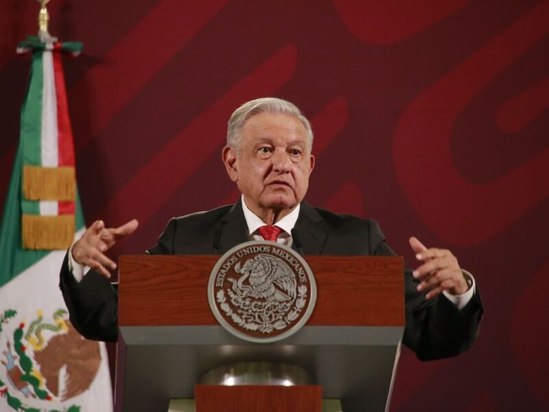 Pide AMLO al INE investigue guerra sucia en redes sociales