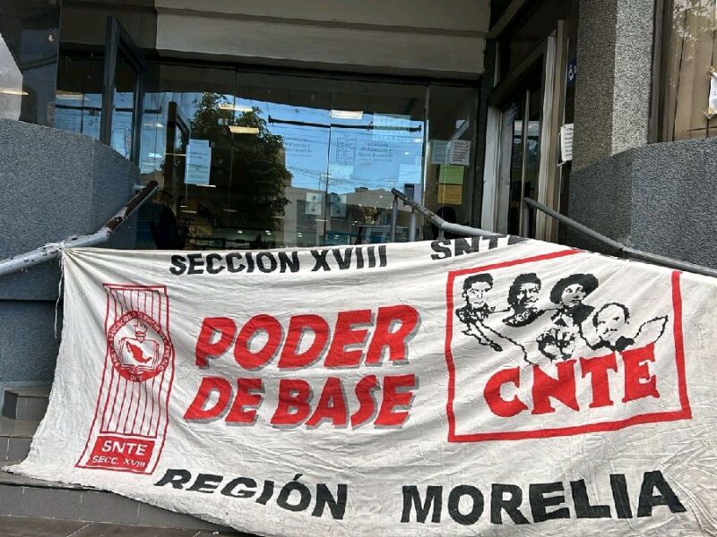 Poder de base de la CNTE protesta en oficinas de Michoacán