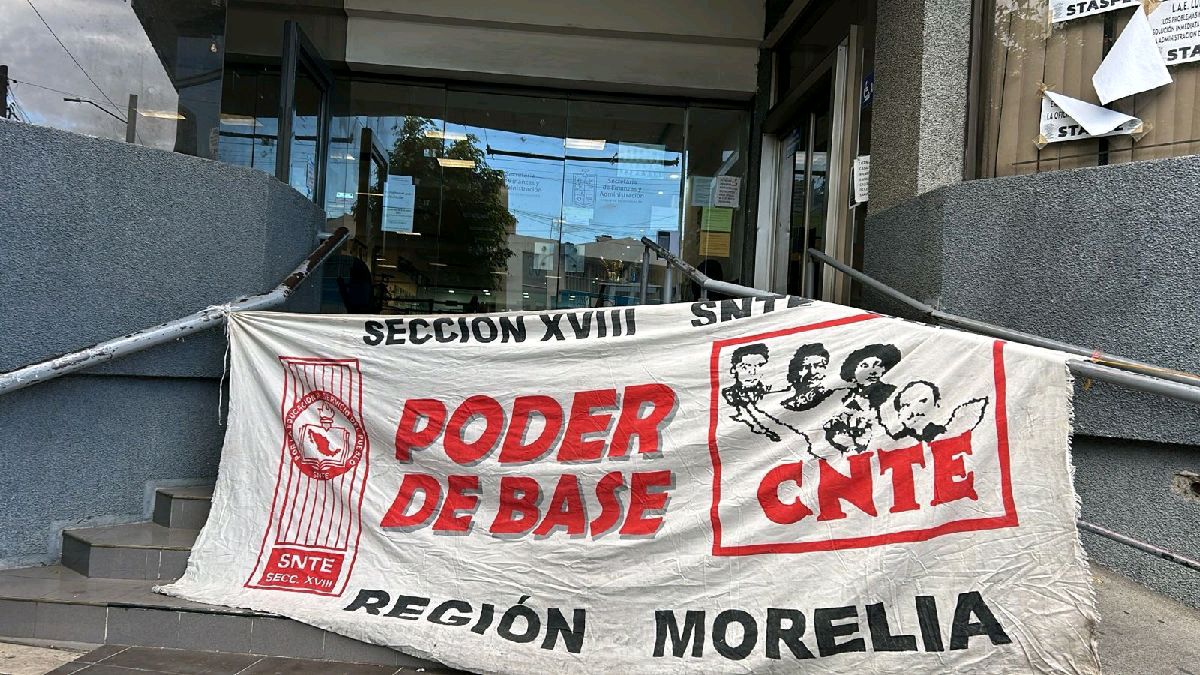 Poder de base de la CNTE protesta en oficinas de Michoacán