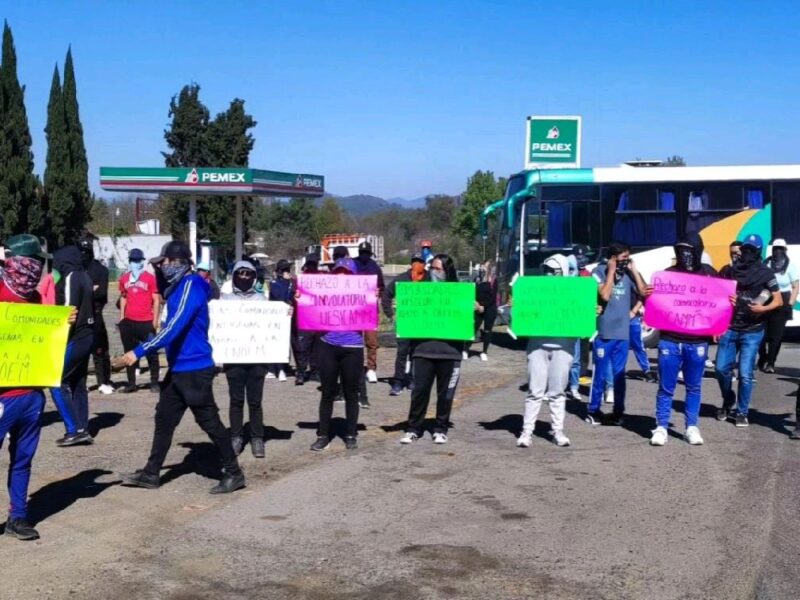 se fortalece conflicto entre egresados y estudiantes normalistas