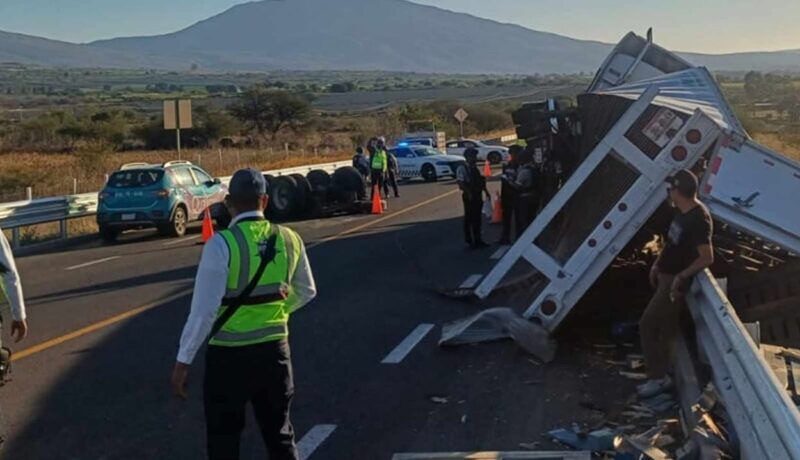 Sin heridos el accidente de tractocamión en Ecuandureo