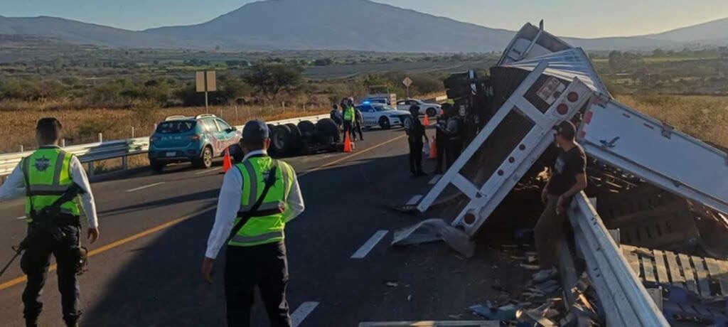 Sin heridos el accidente de tractocamión en Ecuandureo