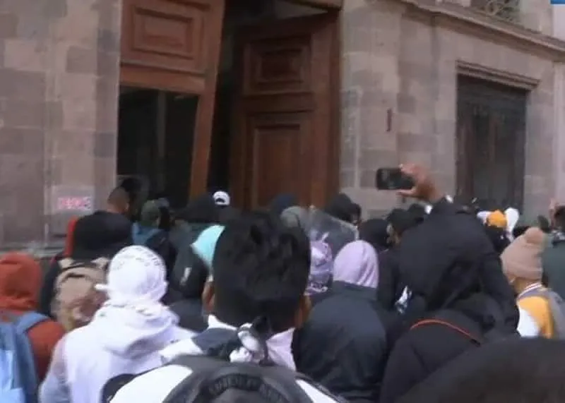 a la fuerza ingresa protesta de normalistas en palacio nacional