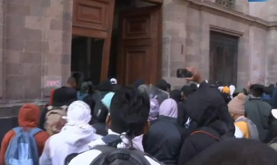 a la fuerza ingresa protesta de normalistas en palacio nacional