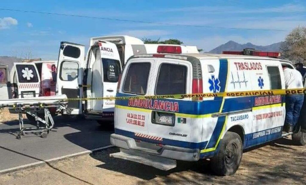 Accidente carretero en Tacámbaro Michoacán - ambulancias