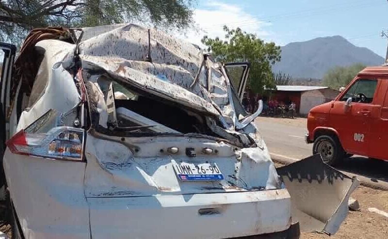 Accidente en La Huacana, vuelca camioneta