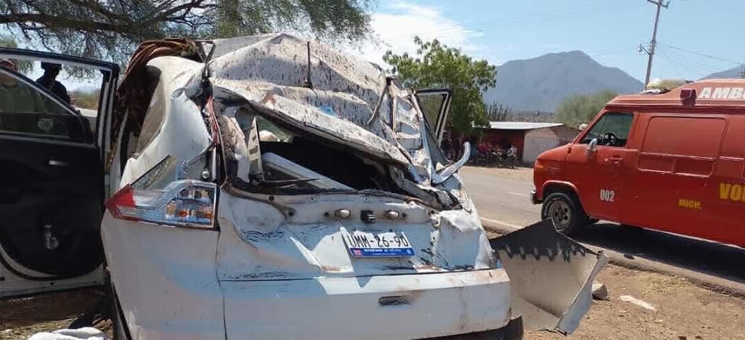 Accidente en La Huacana, vuelca camioneta