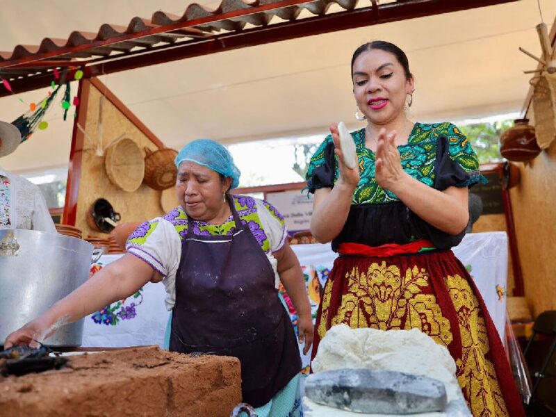 Blanca Villagómez demuestra sus habilidades como cocinera tradicional