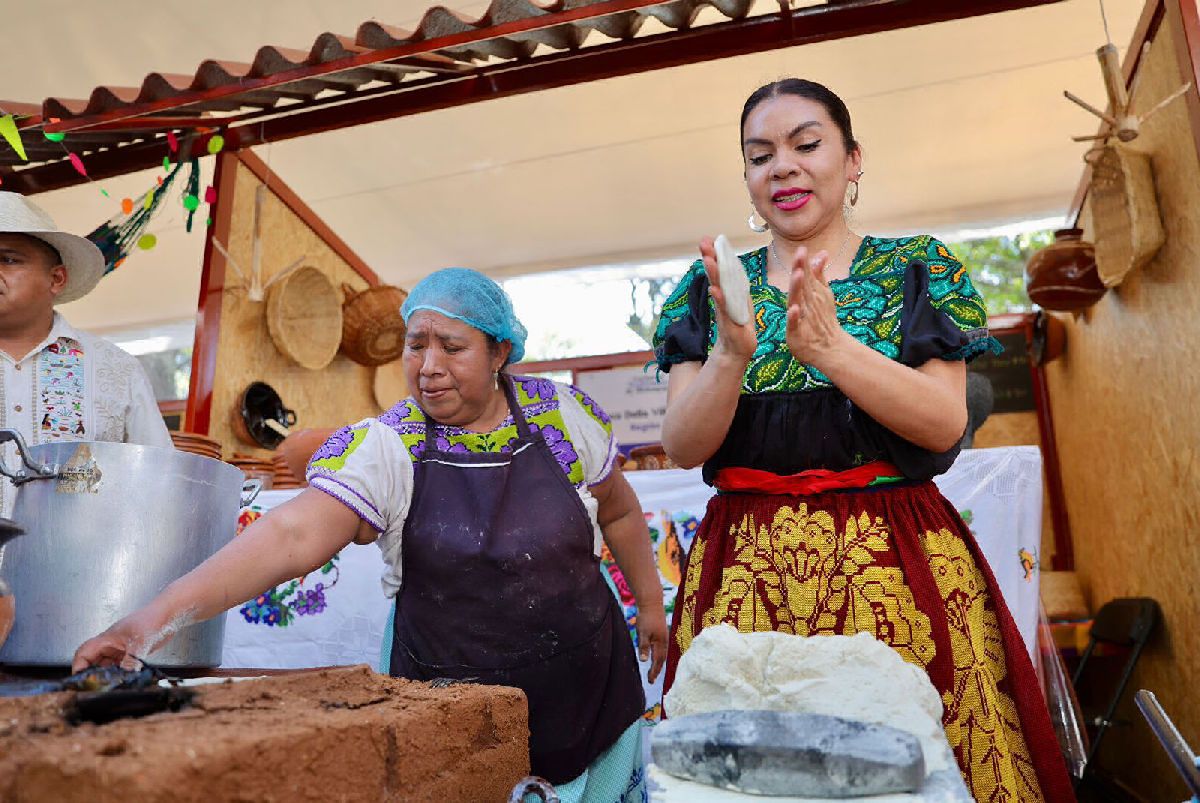 Blanca Villagómez demuestra sus habilidades como cocinera tradicional