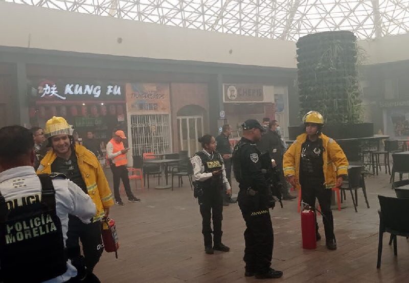 bomberos y policía Morelia apagaron un incendio dentro de Plaza Escala