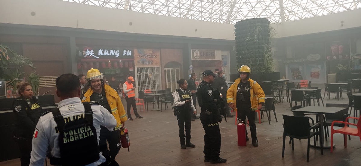 bomberos y policía Morelia apagaron un incendio dentro de Plaza Escala