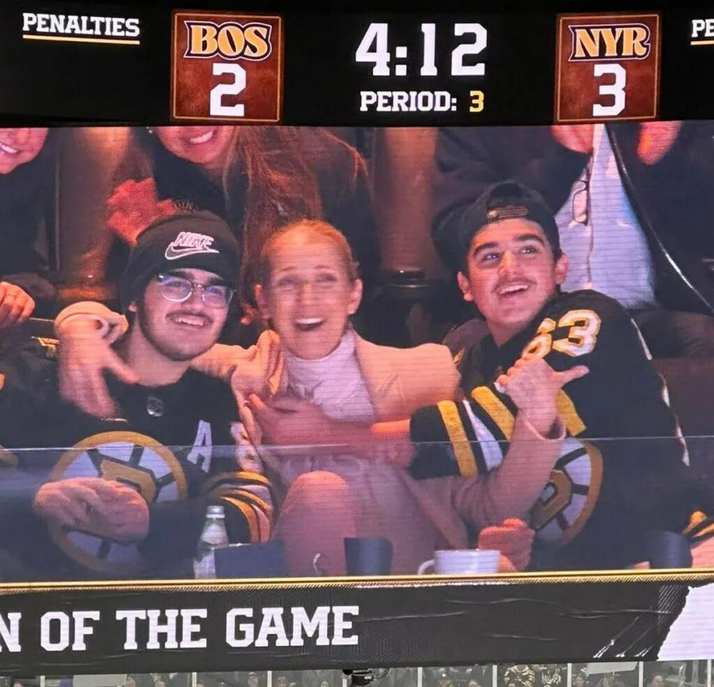 Céline Dion disfruto de un partido de hockey junto a sus hijos