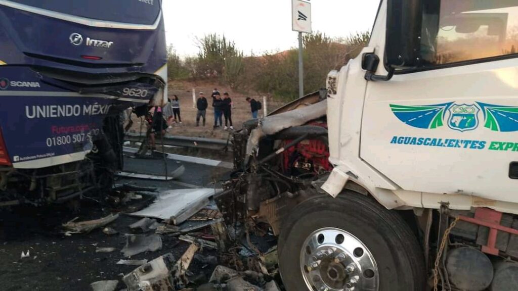 eL incidente fue choque por alcante entre dos camiones