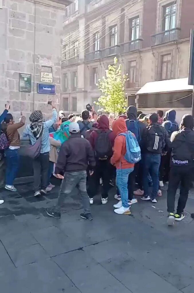 Estudiantes protestan en instalaciones del Palacio Nacional