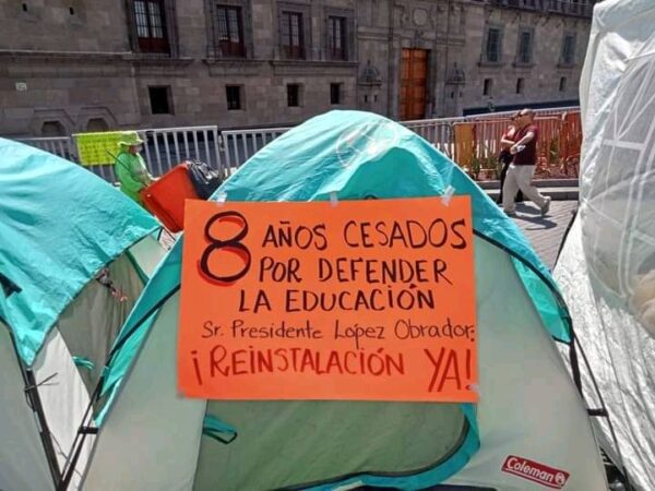 En Palacio Nacional, CNTE exige a AMLO  reinstalación de maestros cesados