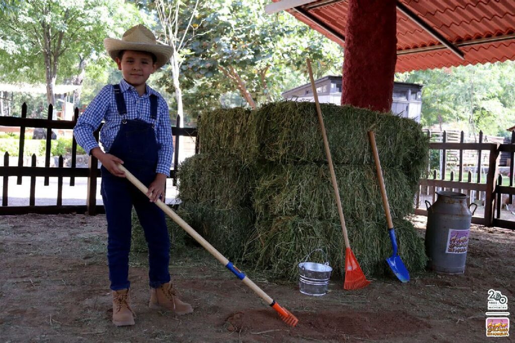 experiencia granjero en el Zoo de Morelia - niño paja