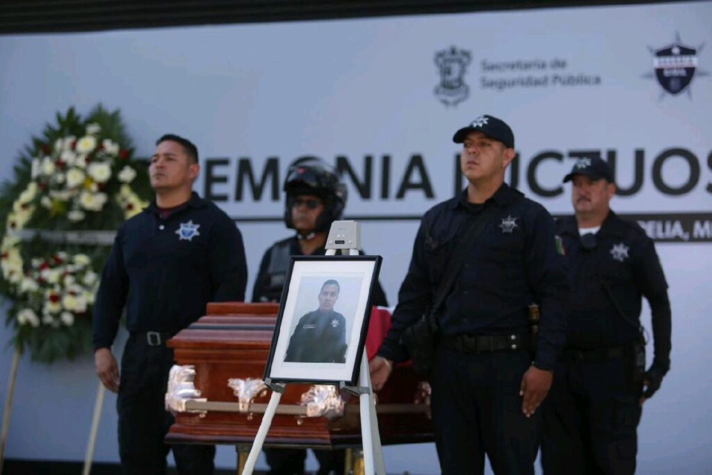Homenaje a Guardia Civil de Michoacán guardia compañeros