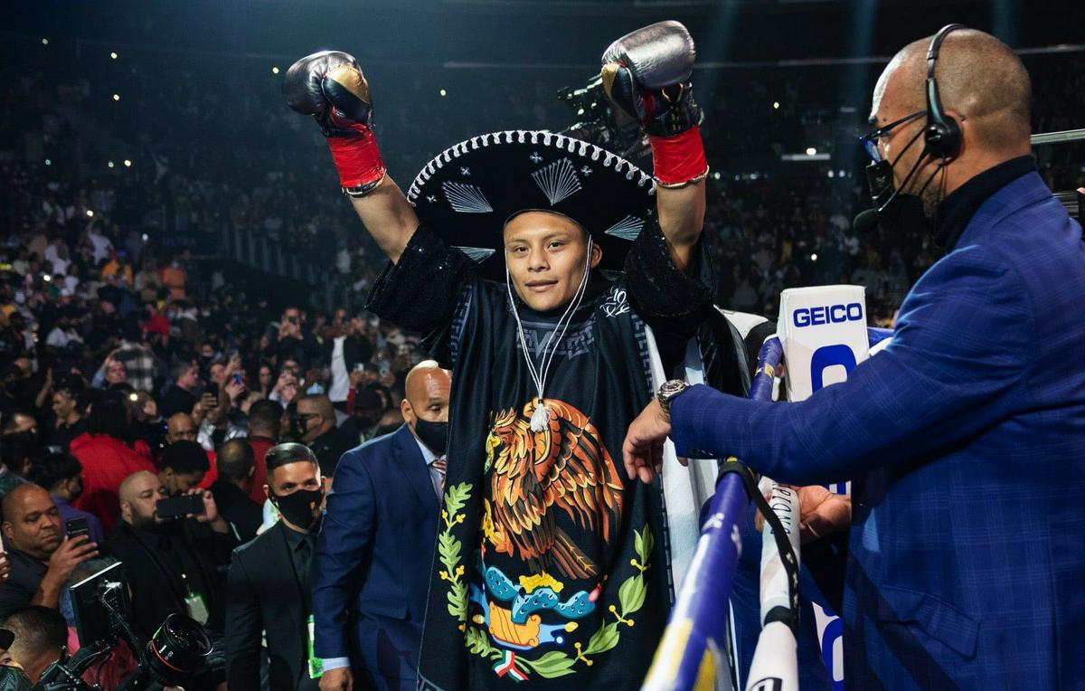 Issac Pitbull Cruz se convierte en campeón mundial de superligero