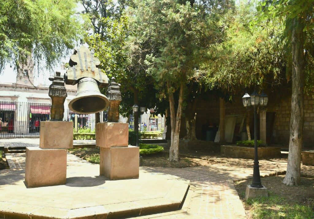 la réplica de la campana de la Independencia en Morelia - jardín morelos