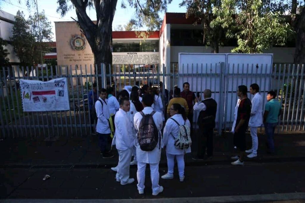 Más estudiantes Facultad de Medicina de la UMSNH