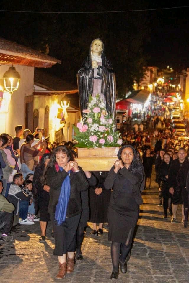 Mujeres también encabezan procesión del silencio