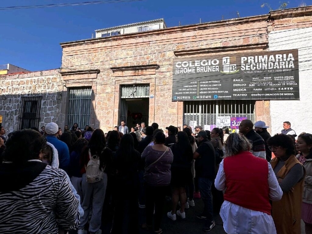 padres de familia se manifestaron contra el acoso fuera del colegio