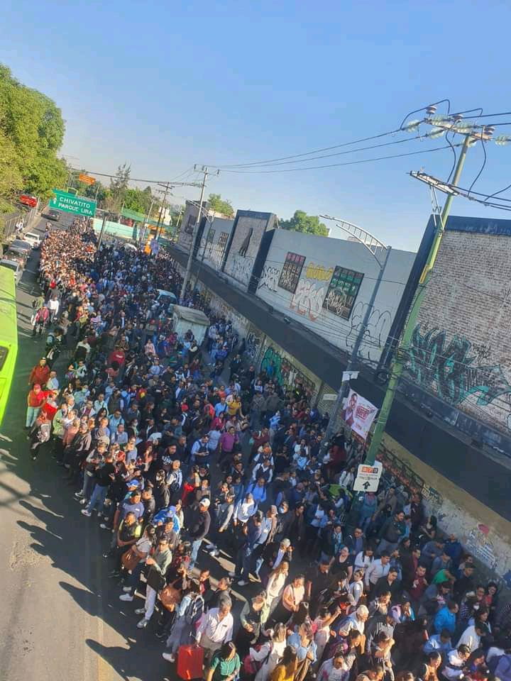 Reportan largas filas de habitantes afectados por el accidente del metro