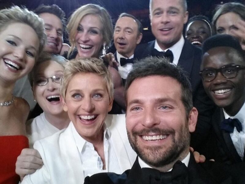 Se cumplen 10 años de la icónica selfie en los Oscar con Ellen Degeneres