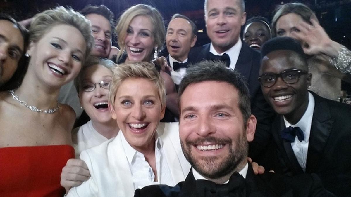 Se cumplen 10 años de la icónica selfie en los Oscar con Ellen Degeneres
