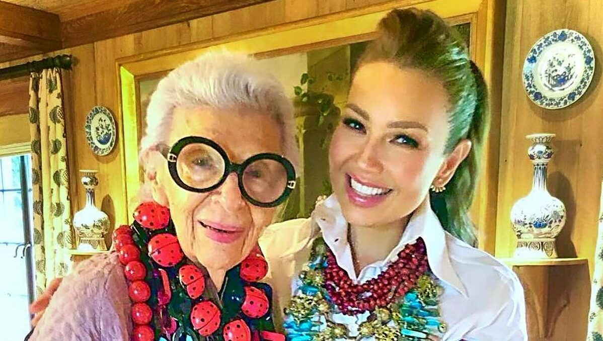 Thalía criticada tras homenaje a Iris Apfel