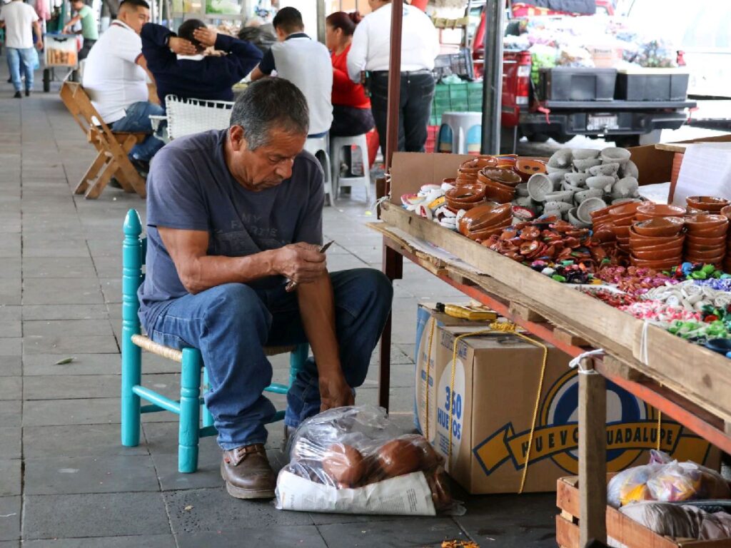 Tianguis Artesanal en Uruapan Michoacán - artesano