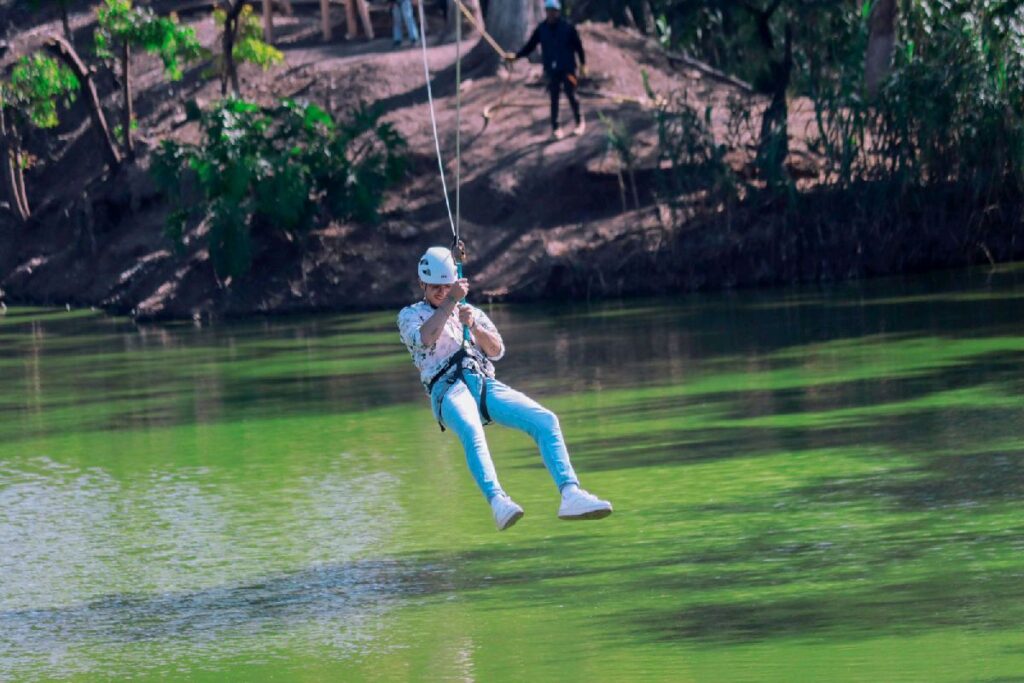 Tirolesa en el Zoo de Morelia - lago