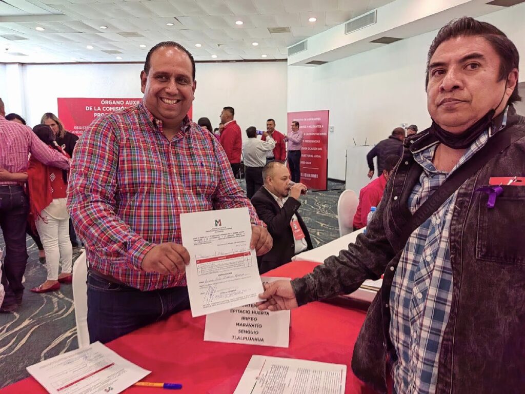 Vidal recibe constancia del PRI como candidato por Maravatío