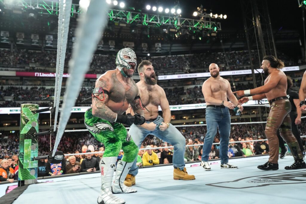 Jason Kelce aparece en Wrestlemania para ayudar a Rey Mysterio