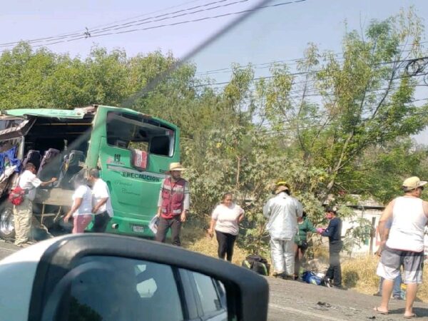 Microbús en Tarímbaro sufre accidente: 14 Lesionados