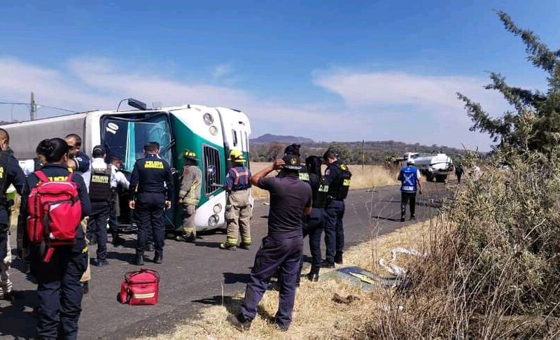 accidente vehicular entre autobús y pipa deja lesionados