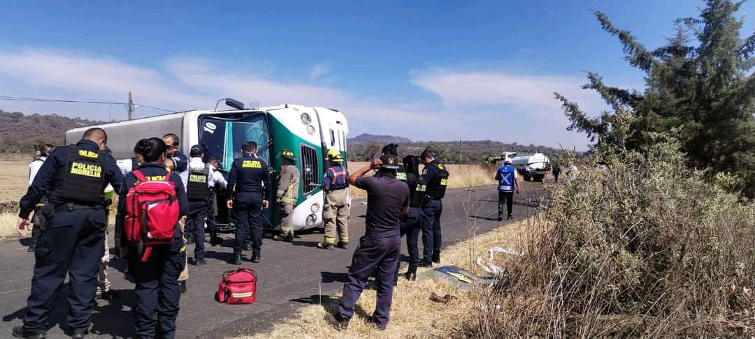 accidente vehicular entre autobús y pipa deja lesionados