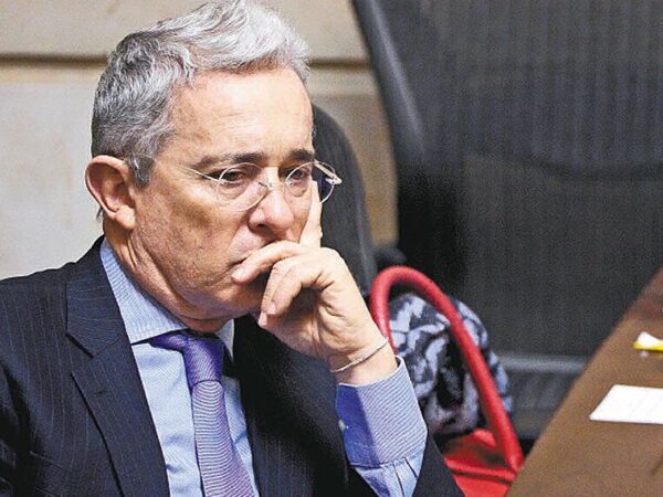 Denuncia Álvaro Uribe  persecución política ante su juicio
