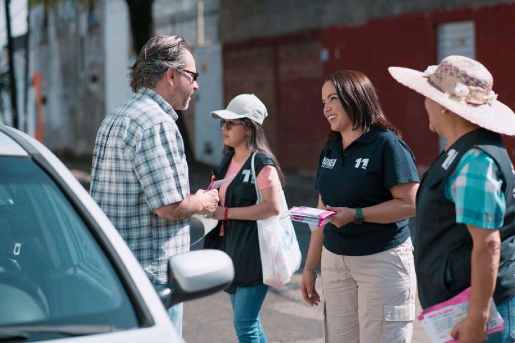 Andrea Villa nueva recorre las calles para el contacto con la población