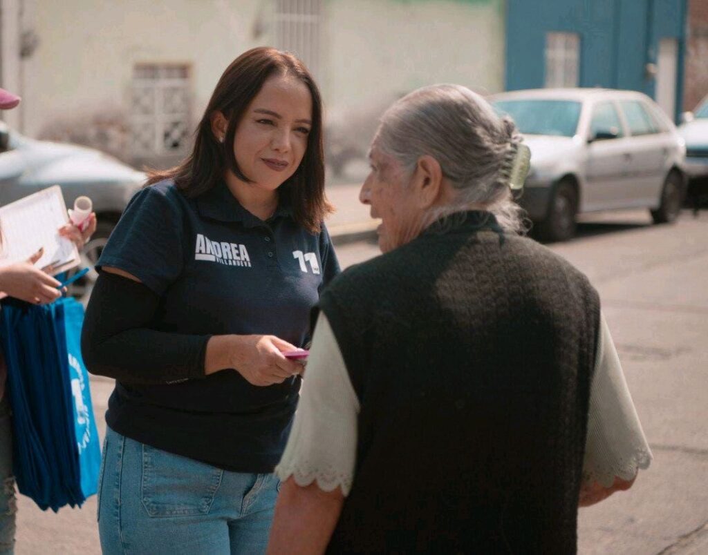 Andrea Villanueva con ciudadanos en Morelia - campaña