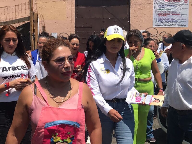 Araceli Saucedo causa furor en mercado Independencia de Morelia