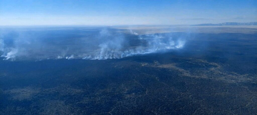 autoridades atienden incendios forestales en Michoacán